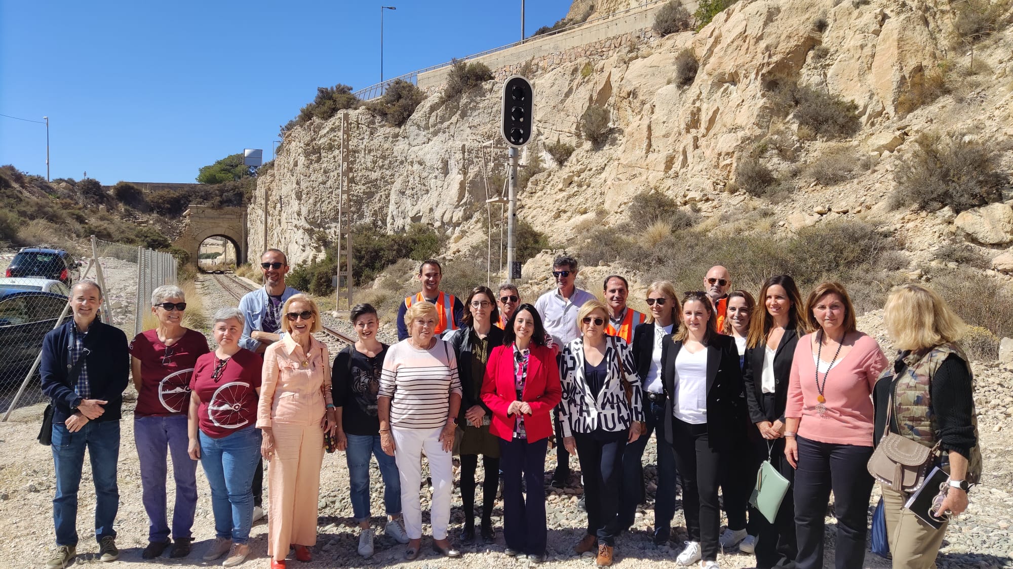 Vecinos y usuarios ciclistas se fotografían con la consellera Torró y con la candidata socialista a la Alcaldía, Ana Barceló