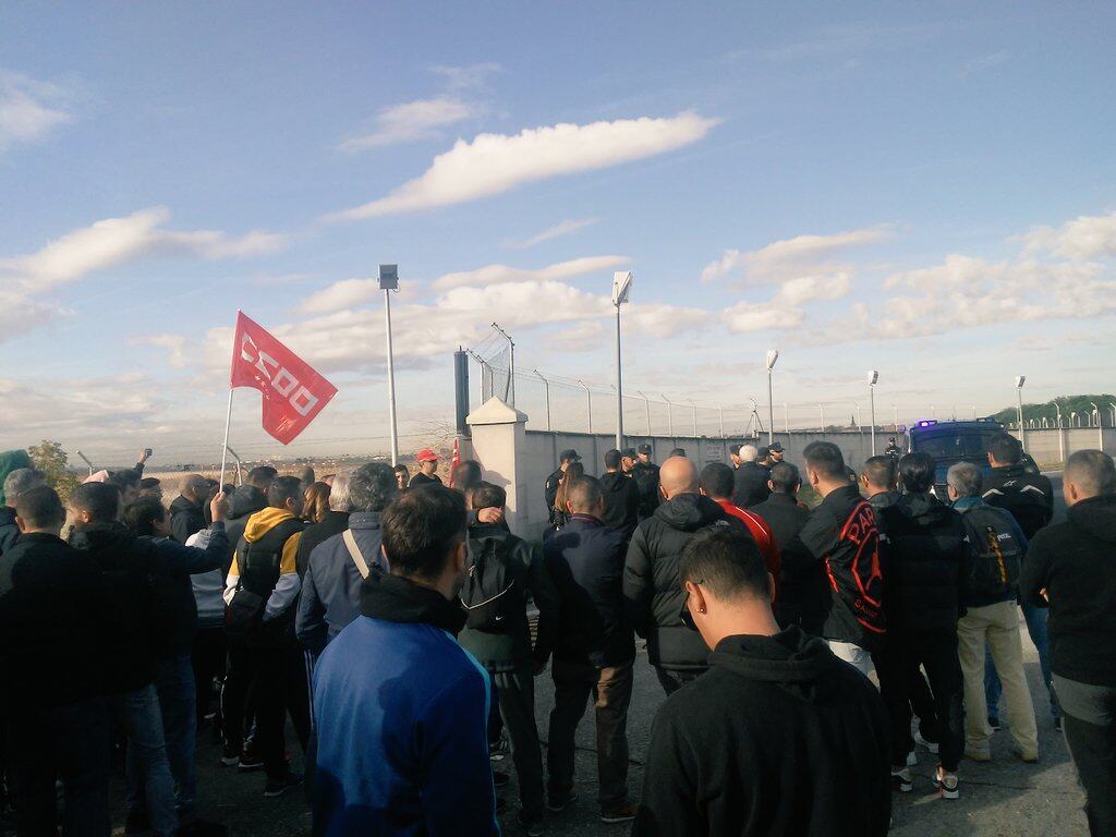 Los trabajadores se han concentrado a las puertas de Airbus en Getafe en el primer día de huelga para toda la plantilla