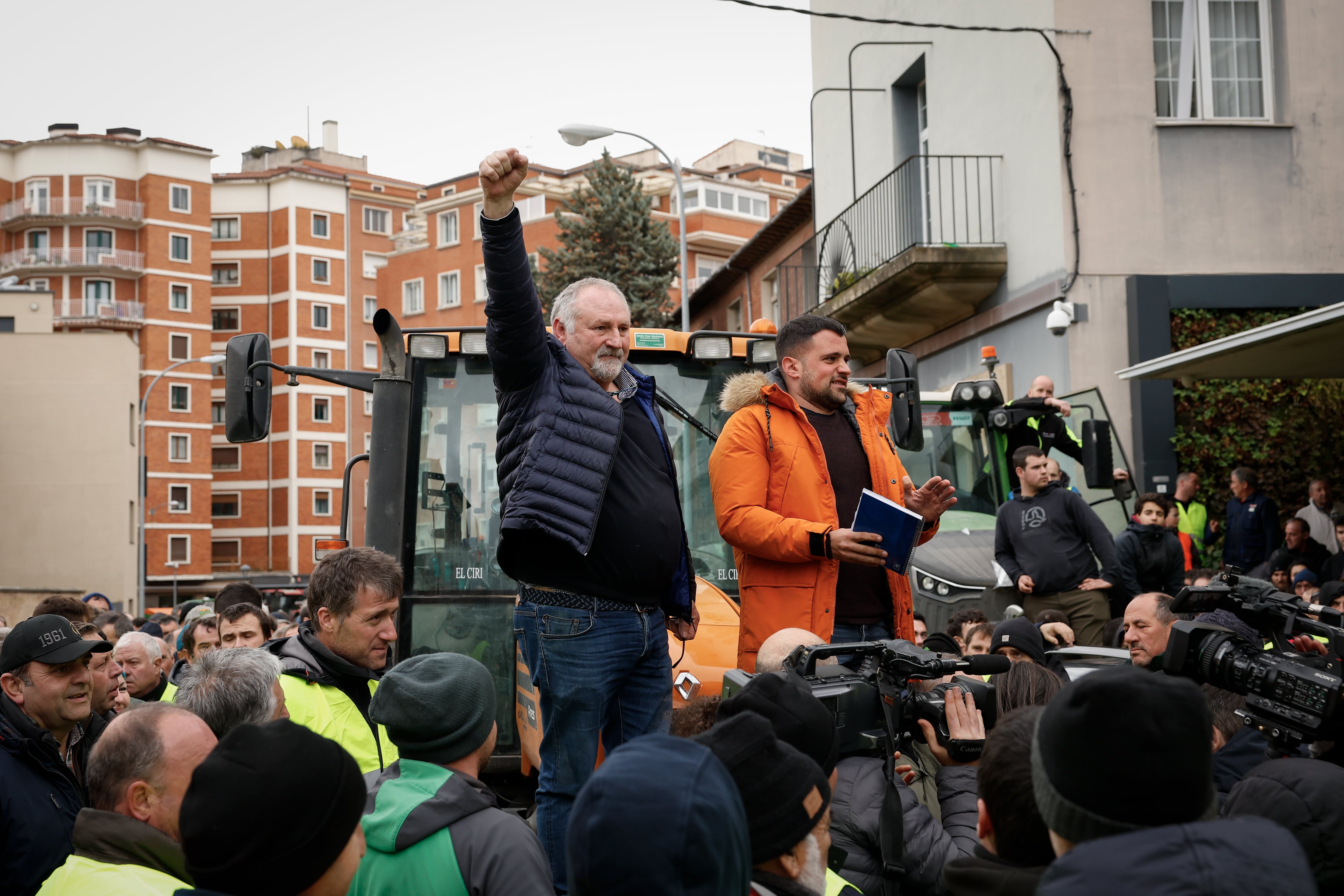 Varios agricultores subidos a un tractor han expuesto a sus compañeros el resultado del encuentro mantenido este viernes en Pamplona con el Gobierno de Navarra