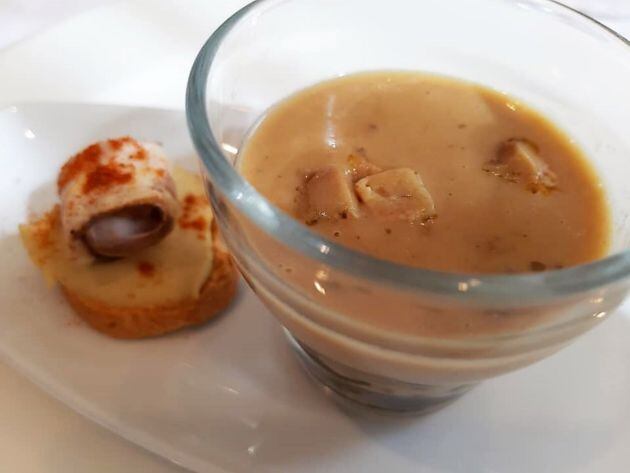 Crema de boletus y foie con tostadita con chicarrón y hummus