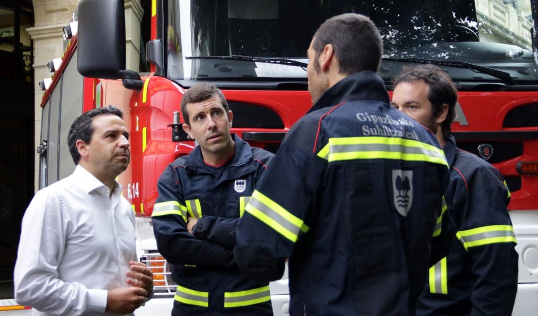 El portavoz de la Diputación, Imanol Lasa, conversa con varios bomberos en una imagen de archivo.