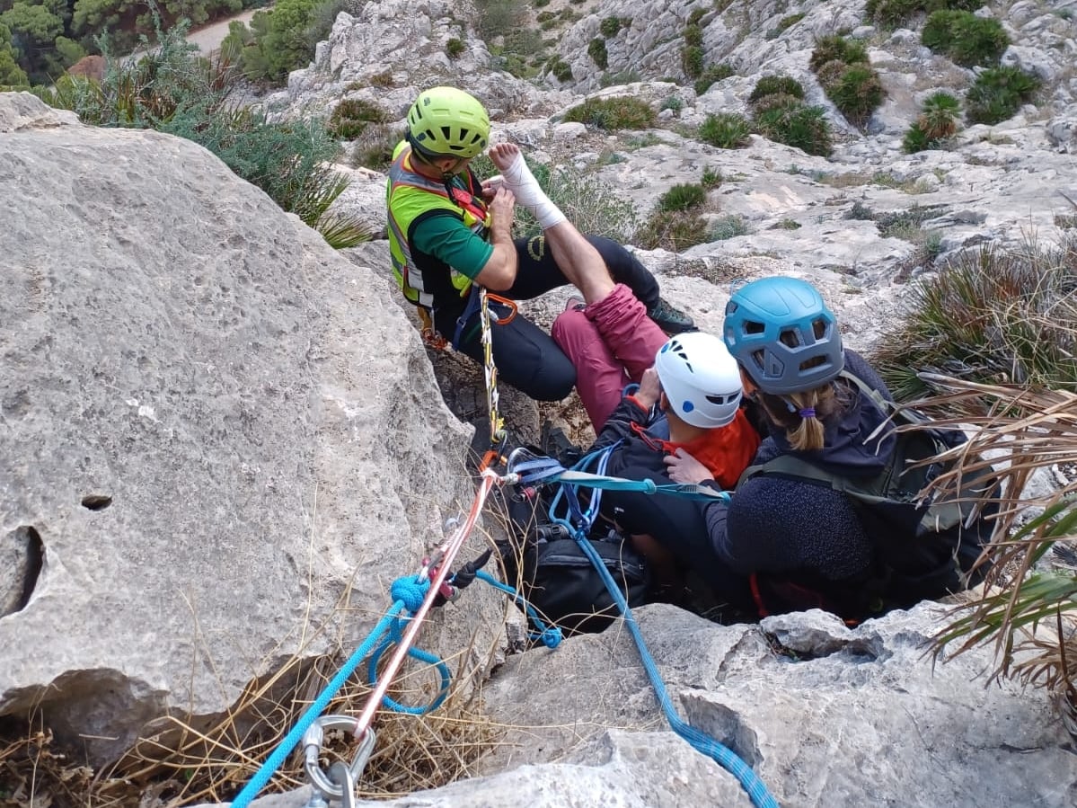 Un momento del rescate de la víctima por parte de la Guardia Civil de Málaga