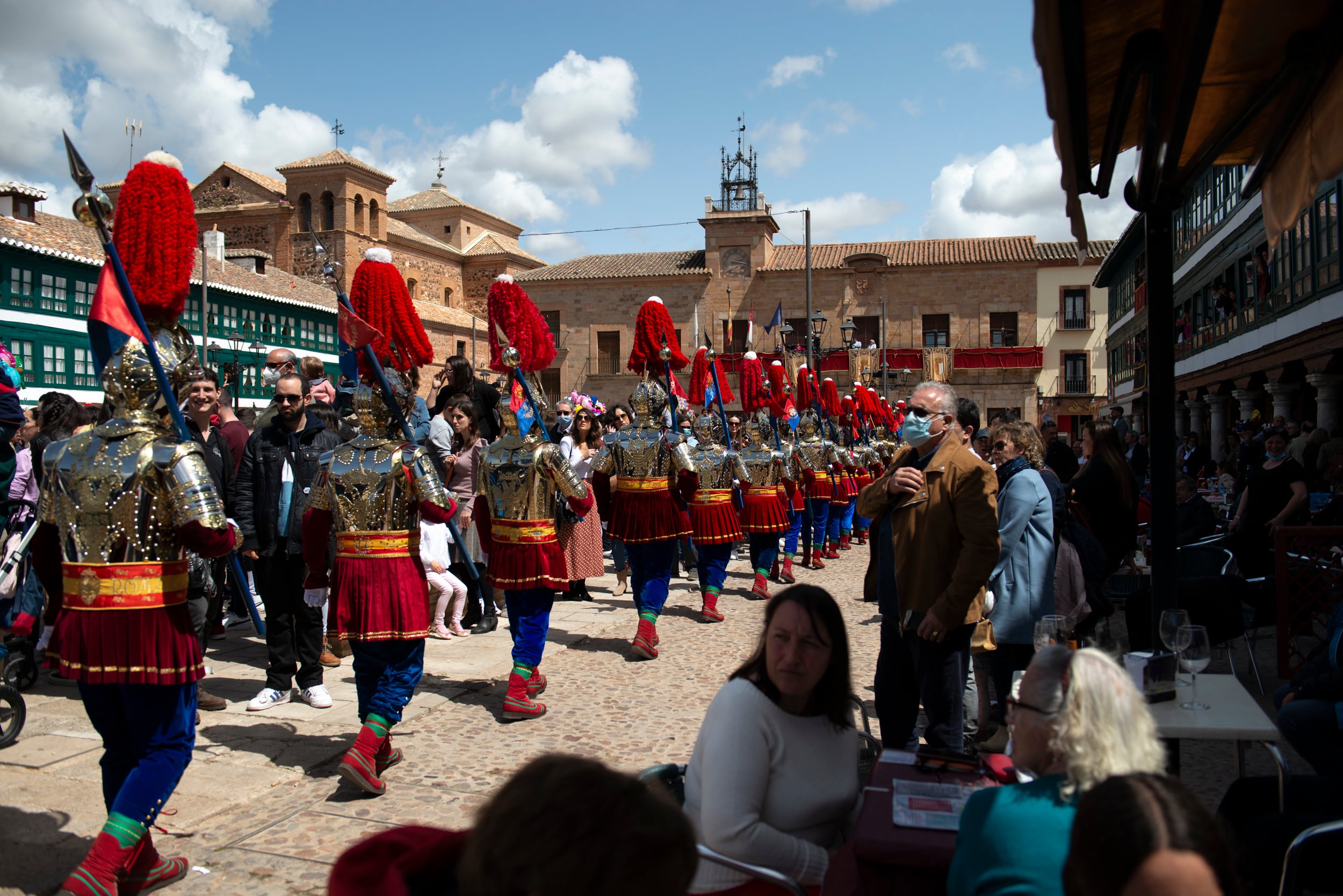 ALMAGRO (CIUDAD REAL), 14/04/2022.- &#039;El caracol&#039;, singular danza que cada Semana Santa representan &#039;Los Armaos&#039;, cofradía religiosa organizada a modo de compañía militares que recuerdan a las soldadescas barrocas, este Jueves Santo en la histórica Plaza Mayor de Almagro.- EFE/Jesús Monroy
