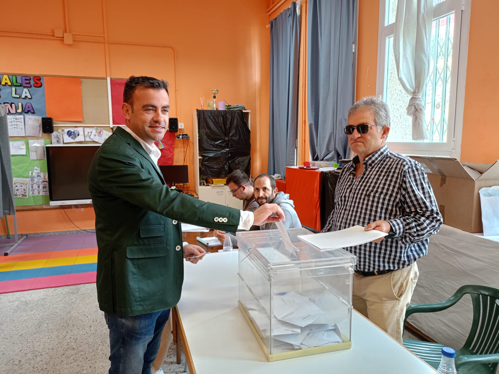 Carlos Fraile, candidato del PSOE en Cuéllar, ejerce su derecho al voto