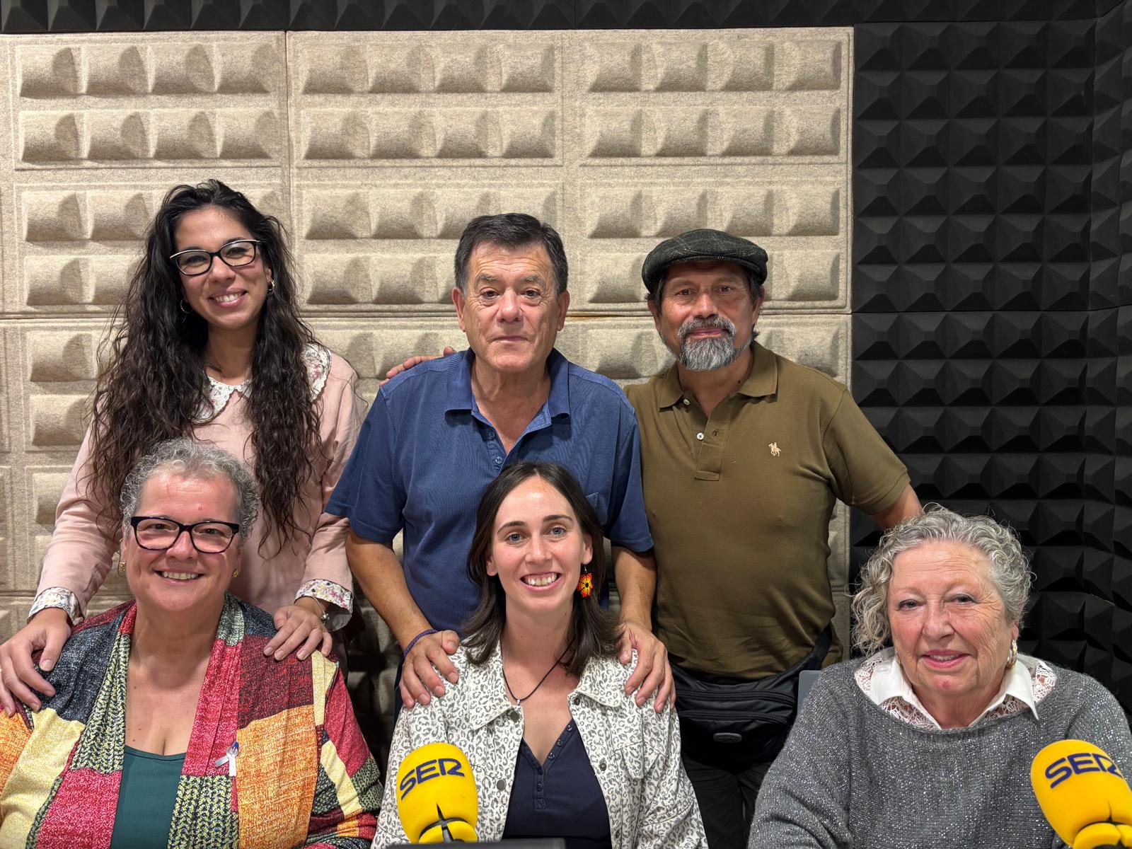 Actores de la la Representación de la Leyenda del Gallo de Morón visitan los estudios de Radio Morón.
