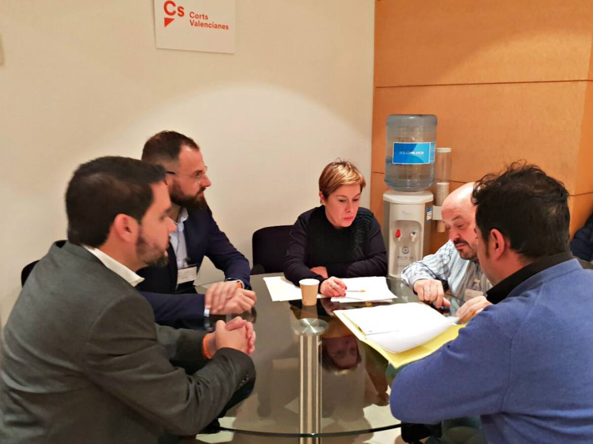 Cs y el AMPA del colegio La Paz se desplazan a Les Corts para exigir mejoras en el centro