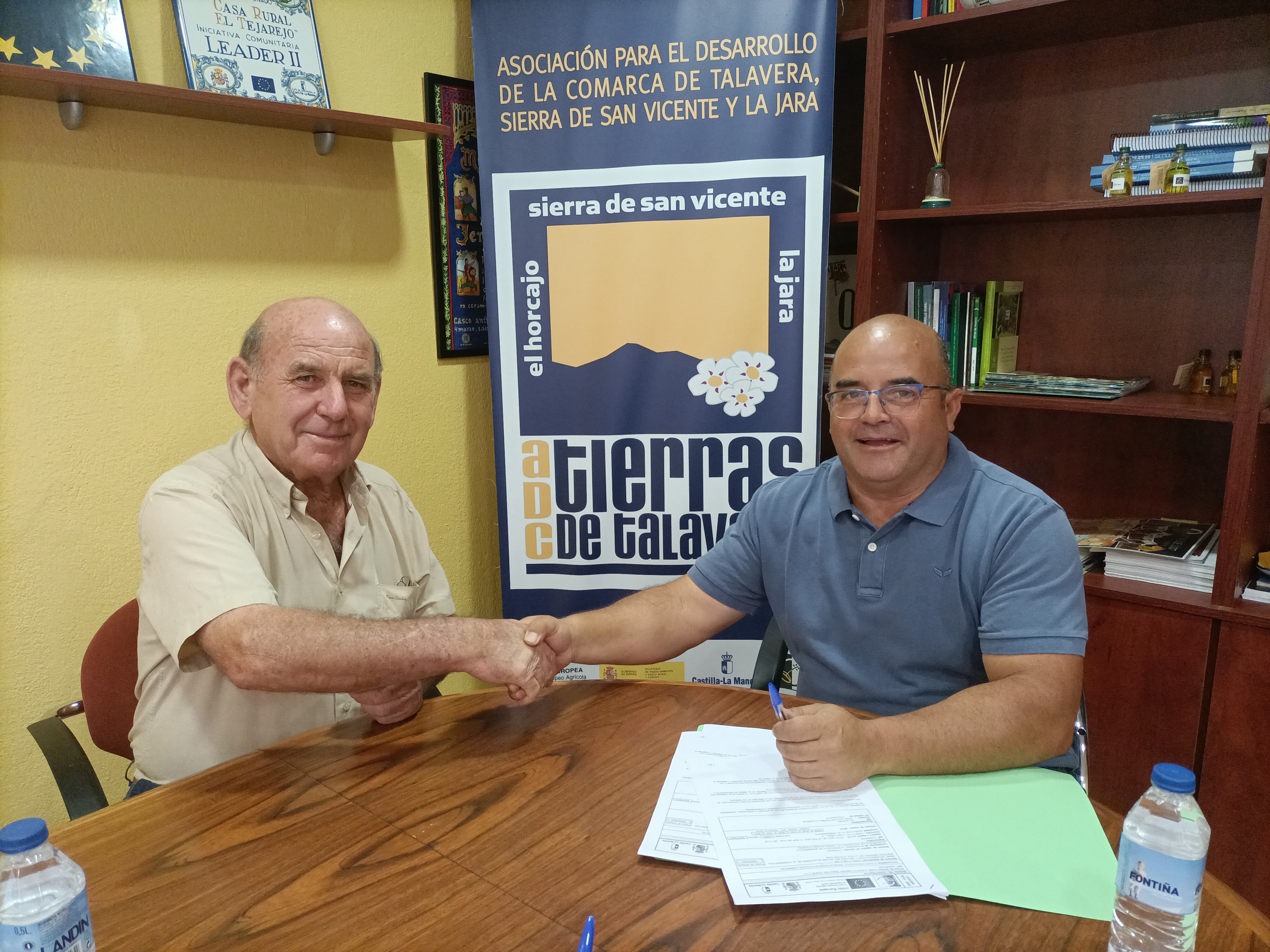 Firma entre el presidente de la Asociación para el Desarrollo de la Comarca de Talavera, Sierra de San Vicente y La Jara – Tierras de Talavera, Víctor Elvira, con los promotores de 5 nuevos proyectos