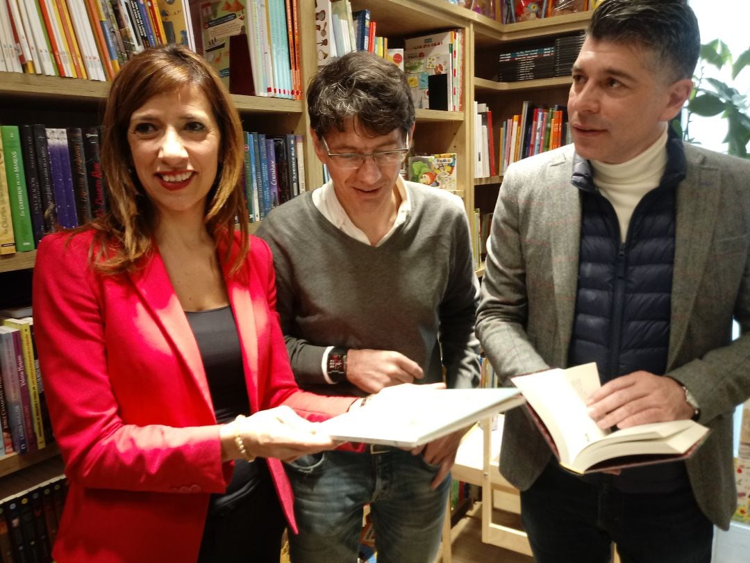 La concejala de Cultura, Nuria Barrio, junto al edil de C&#039;s, Vicente Marañón y, entre ambos, el presidente de la Asociación de Libreros, Alvaro Manso