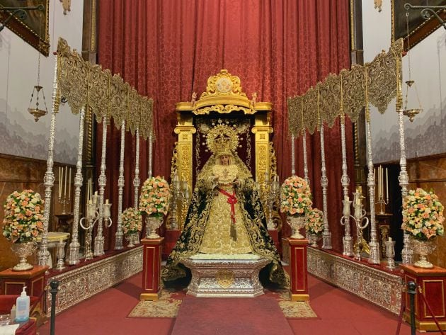 La Virgen de Gracia y Esperanza, entre los varales y bambalinas de su paso de palio