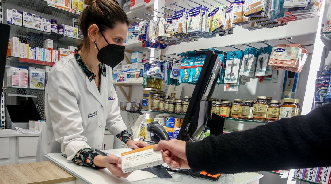 Dispensación de test de antígenos en una farmacia.