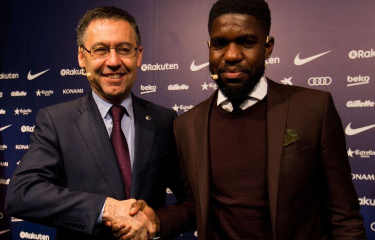 Samuel Umtiti junto a Josep Maria Bartomeu, en el acto de renovaci&oacute;n como jugador azulgrana 