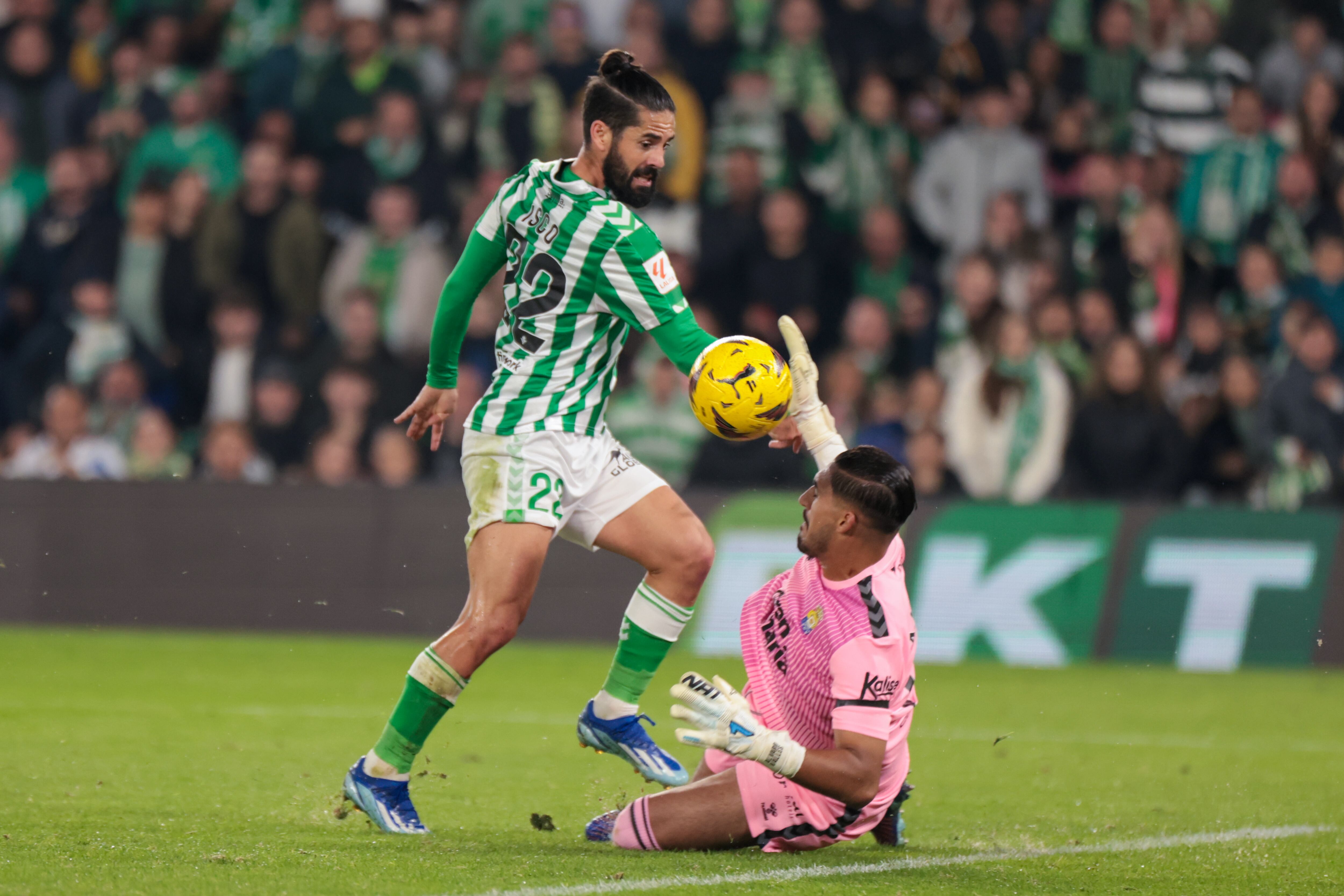 Isco remata ante la salida de Vallés en el Betis - Las Palmas