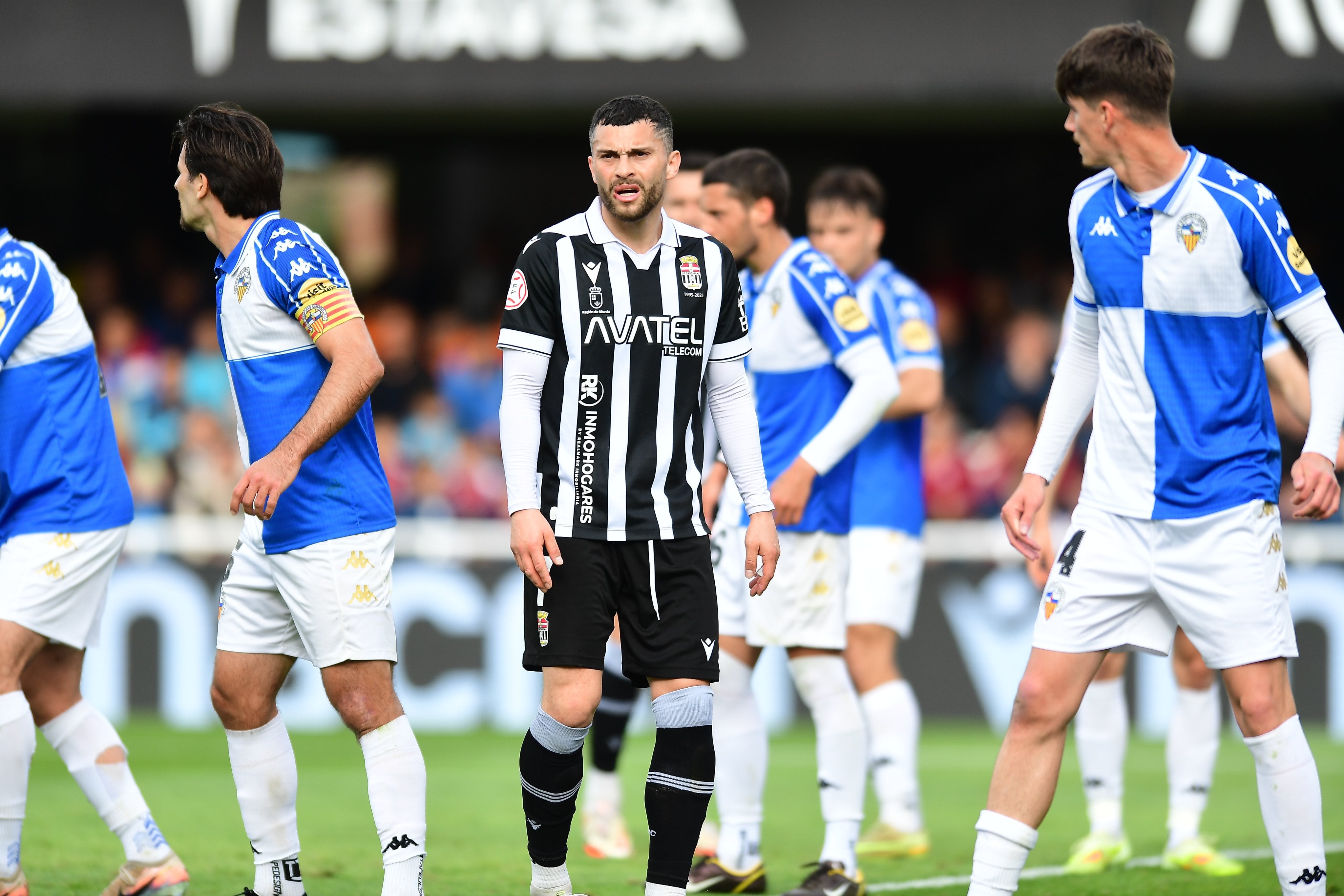 Yanis Rahmani entre varios jugadores del Sabadell