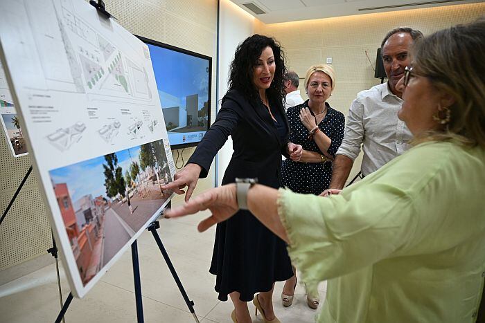 Complejo deportivo intergeneracional con piscina cubierta de CostacabanaLa alcaldesa de Almería presenta el proyecto.