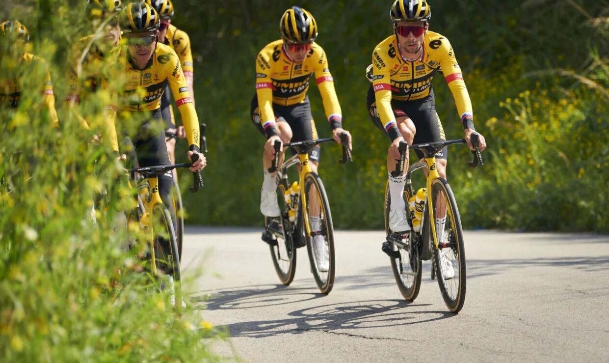 El esloveno Primoz Roglic (d) y su equipo Jumbo Visma son los grandes favoritos al triunfo final