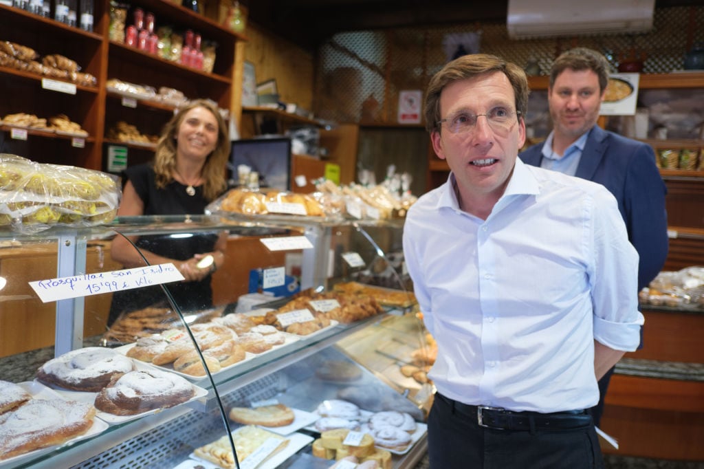 José Luis Martínez-Almeida visita una pastelería en Madrid.