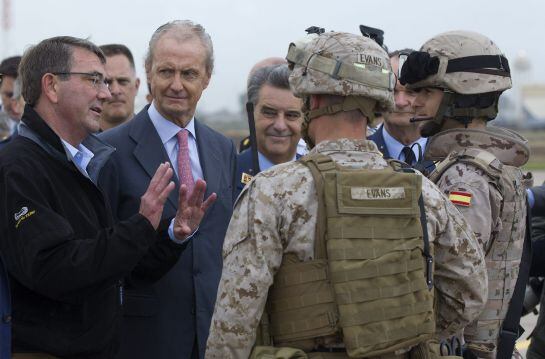 GRA081. MORÓN DE LA FRONTERA (SEVILLA), 06/10/2015.- El ministro de Defensa , Pedro Morenés (c), y el secretario de Defensa de EEUU, Ashton Carter (i), conversan con los tenientes Oñate (d), y Evans (2d), a su llegada hoy a la Base Aérea de Morón de la Frontera en Sevilla para presenciar un ejercicio de Fuerzas de ambos países. EFE/José Manuel Vidal