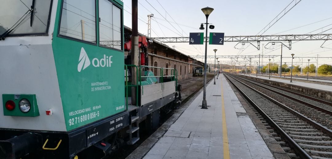 Una locomotora en la estación de Linares-Baeza.