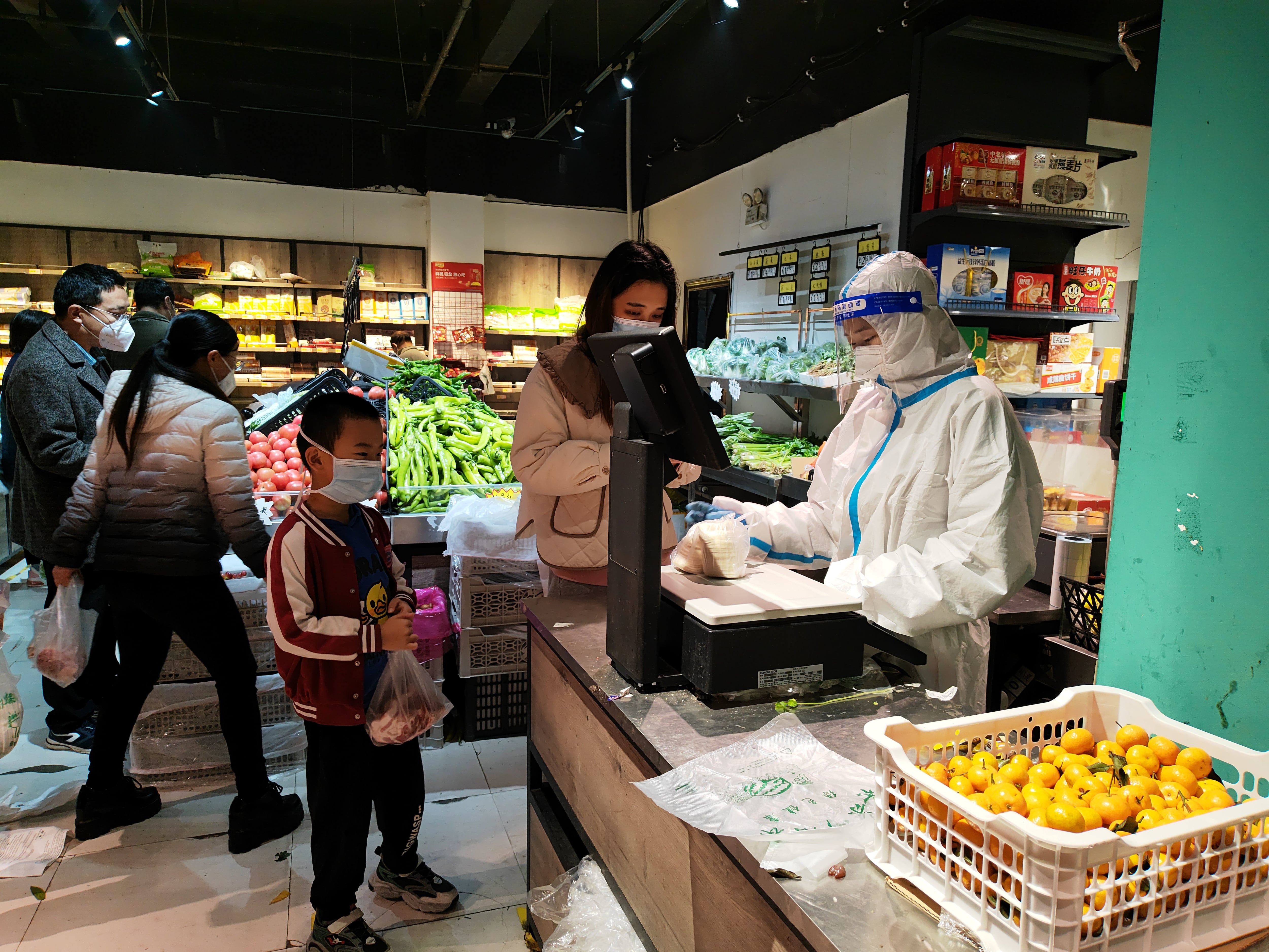 Un supermercado en Zhengzhou, en China. (Photo credit should read YU HONGEN / Feature China/Future Publishing via Getty Images)