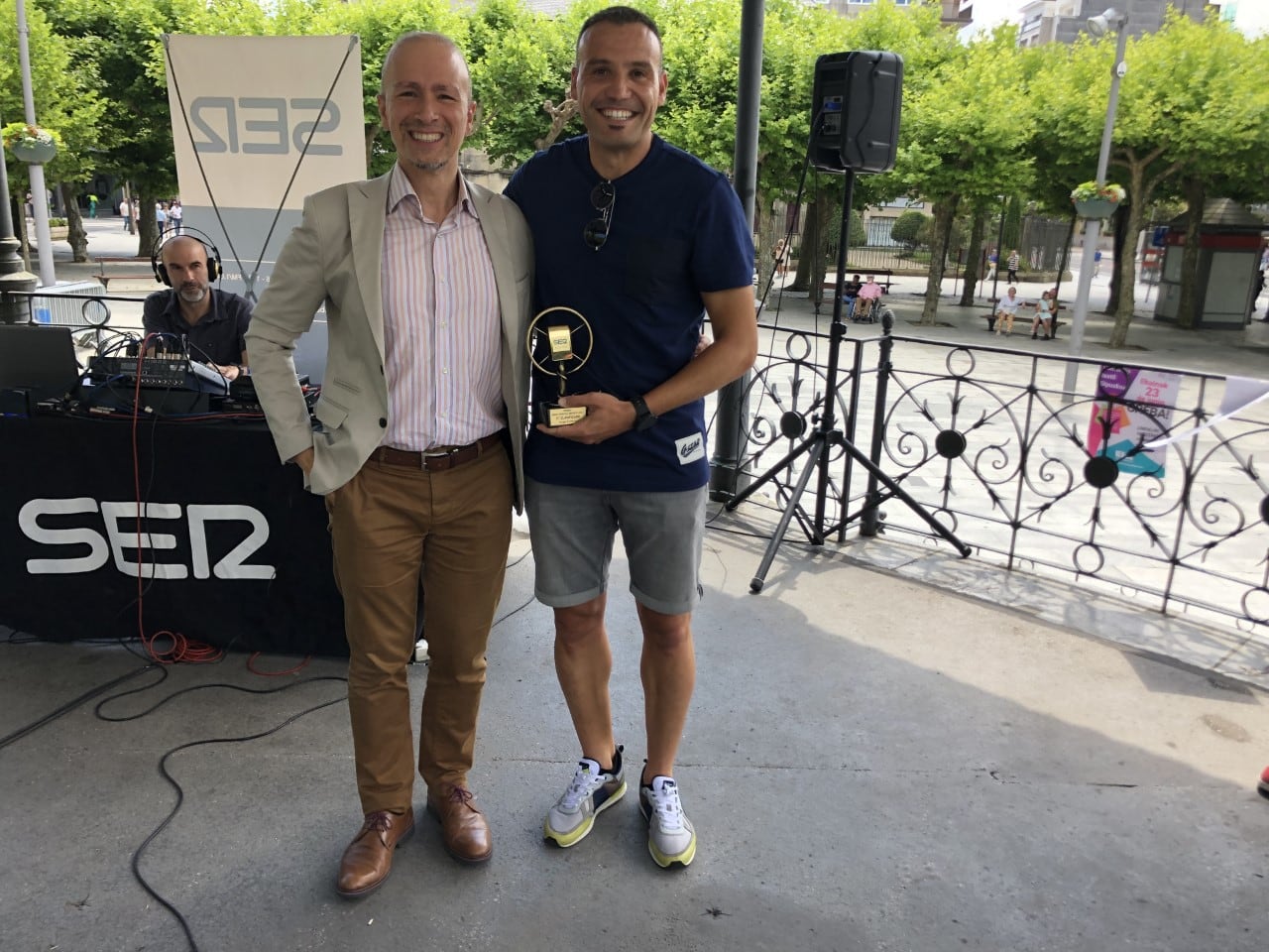 Sergio Francisco recibe el premio de manos del Director de la Cadena SER en Gipuzkoa, Óscar Téllez.