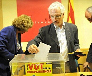 El jutge Santiago Vidal, votant en una consulta independentista