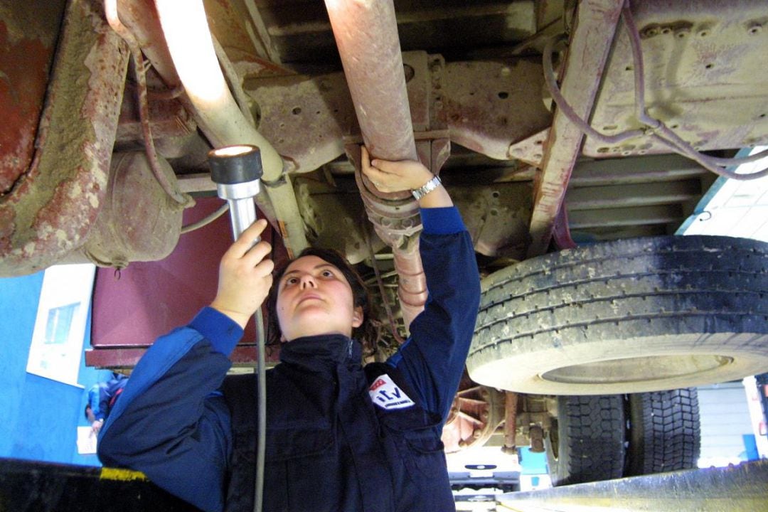 Mujer trabajando en una ITV 