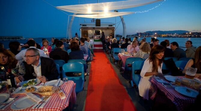 Cena en alta mar con O Mamma Mia, en el Muelle Uno del puerto de Málaga