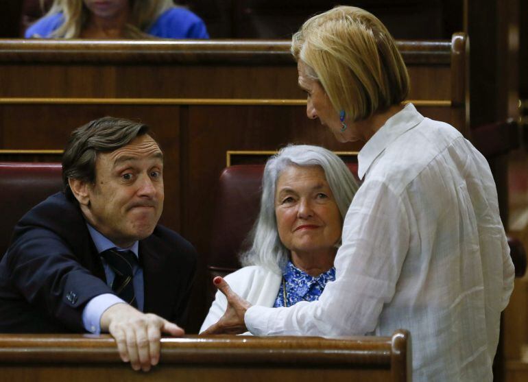 GRA328 MADRID, 1/10/2015.-El portavoz parlamentario de Partido Popular , Rafael Hernando,iz., la diputada del PP Beatriz Rodríguez-Salmones y Rosa Díez de YPyD,d., conversan durante el pleno del Congreso de los Diputados que se esta celebrando esta tarde.