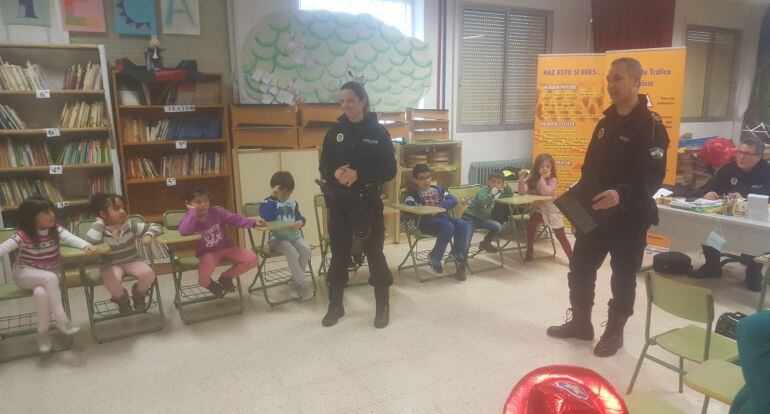 Los policias Mercedes Melero y Jose Luis Frias explica las normas de trafico a los alumnos de infantil del CEIP Virgen de la Cabeza