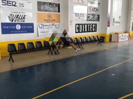 El Rafael Tapia del Centro Excursionista Eldense ya ha acondicionado los banquillos