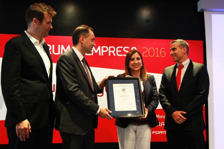 El director general d'Andorra Telecom, Jordi Nadal, rep el certificat de mans de la directora d'AENOR a Catalunya, Eva Subirà