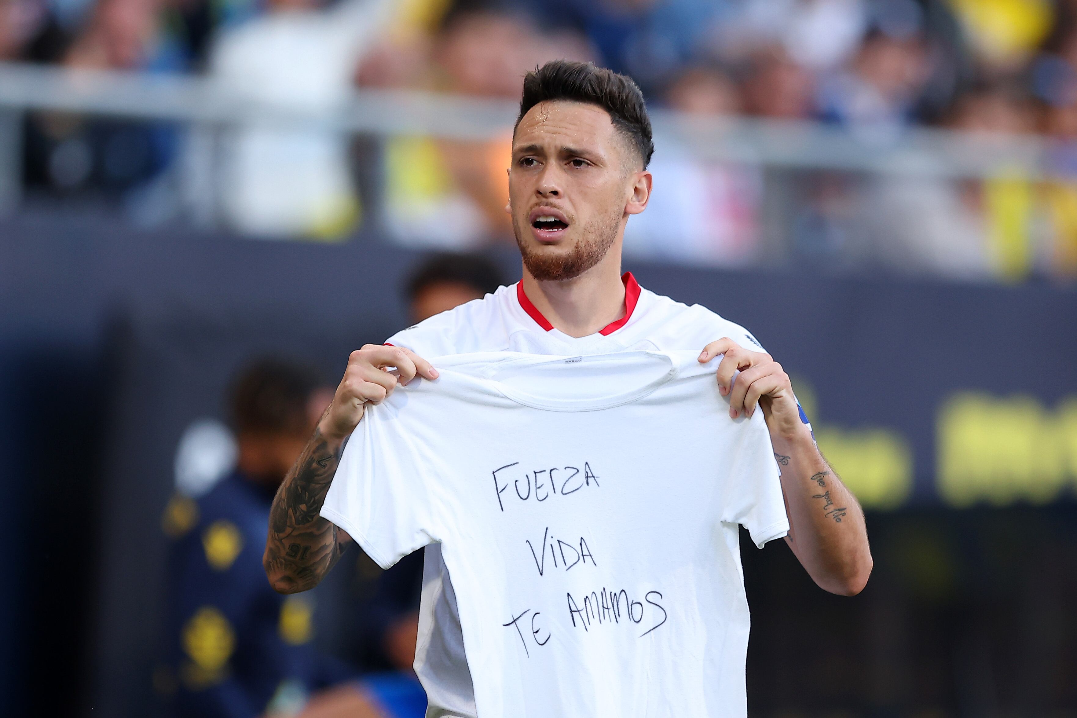 Ocampos muestra una camiseta de apoyo a su sobrina tras anotar en el Nuevo Mirandilla.