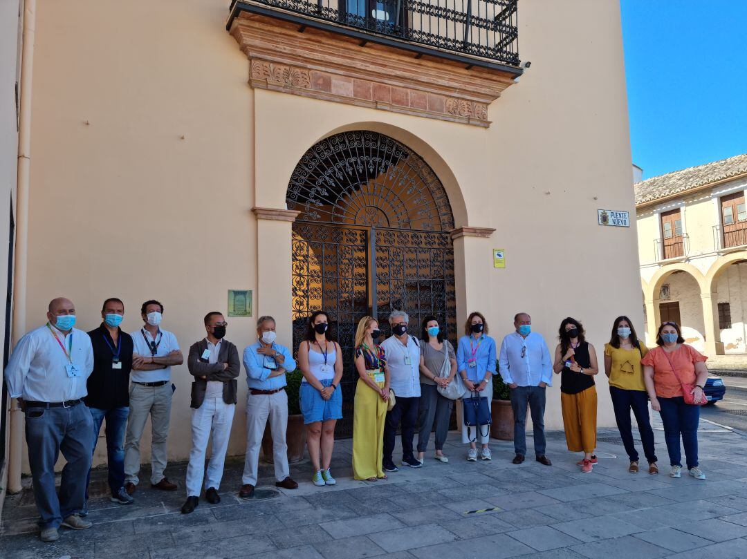 Más de una decena de componentes de la asociación rondeña ante la prensa este viernes