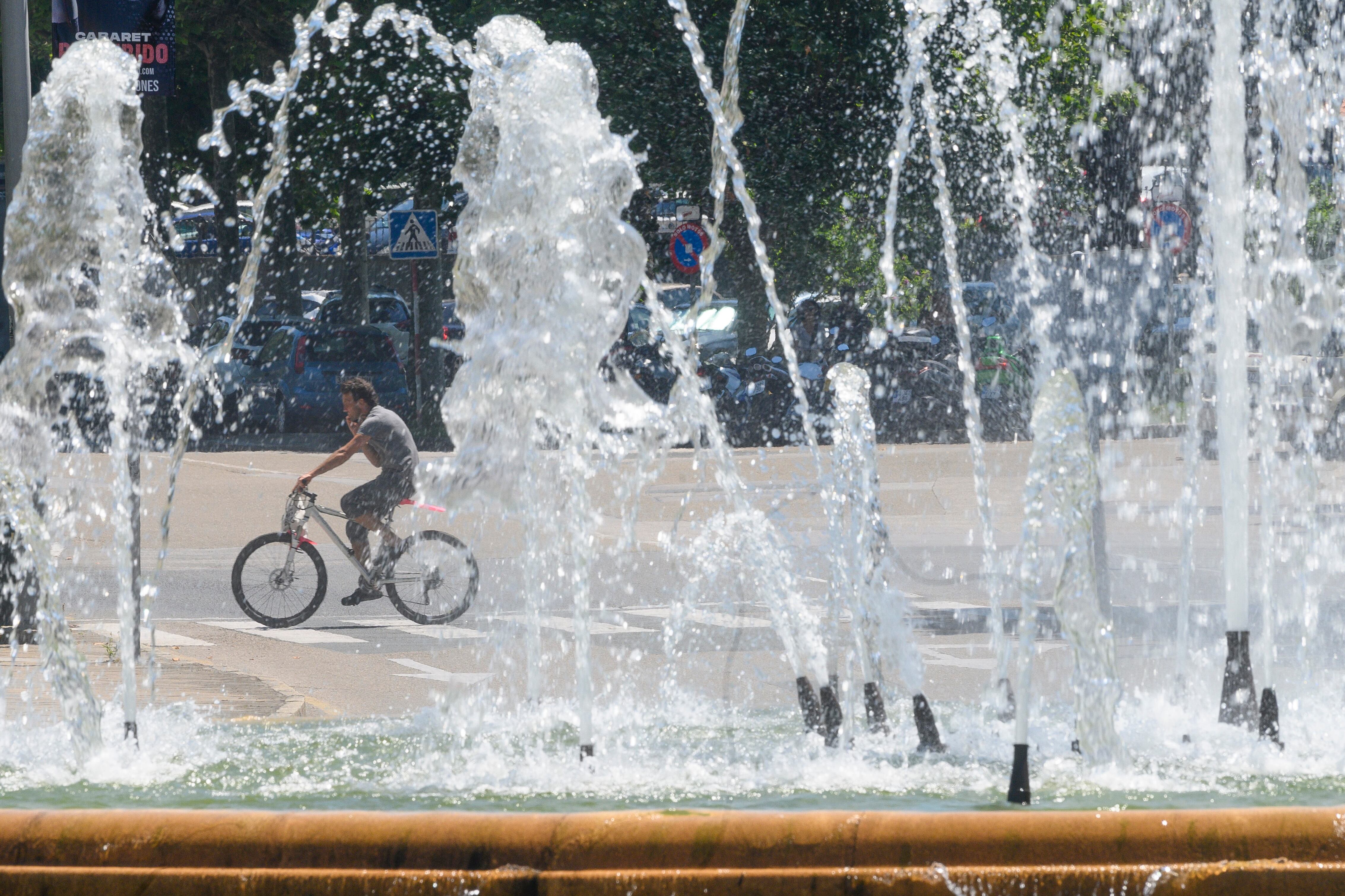 GRAF6961. SANTANDER, 11/07/2022.-Un hombre circula en bicicleta por El Sardinero, en una jornada de altas temperaturas en la capital cántabra. EFE/Pedro Puente Hoyos