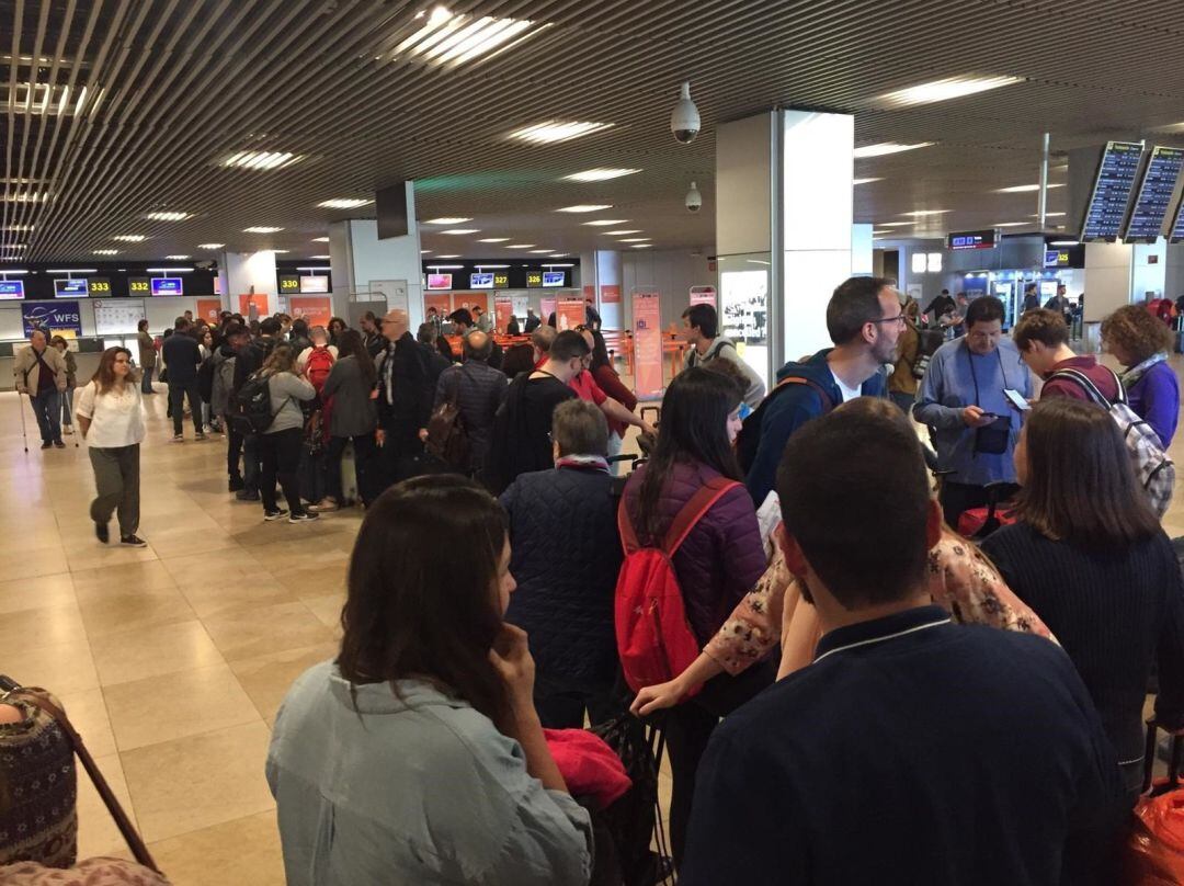 Colas de una hora en Barajas para pasar los controles de seguridad del aeropuerto por huelga indefinida 
 