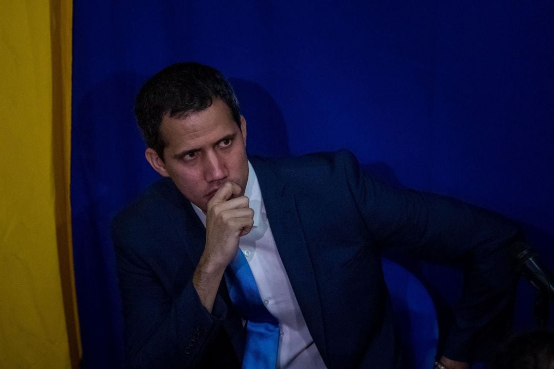 Fotografía fechada el 5 de enero del 2020 donde se observa a Juan Guaidó en una sesión del parlamento fuera del Palacio Legislativo de la Asamblea Nacional, en Caracas (Venezuela).