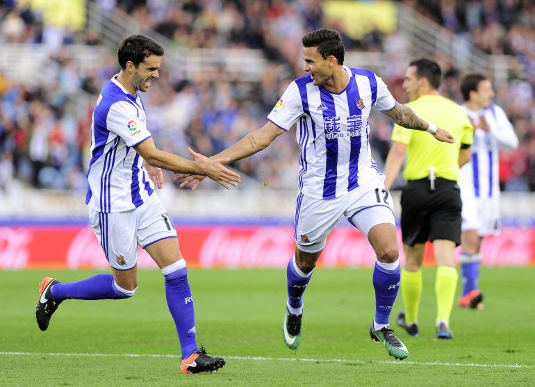 Xabi Prieto y Willian José celebran un gol 