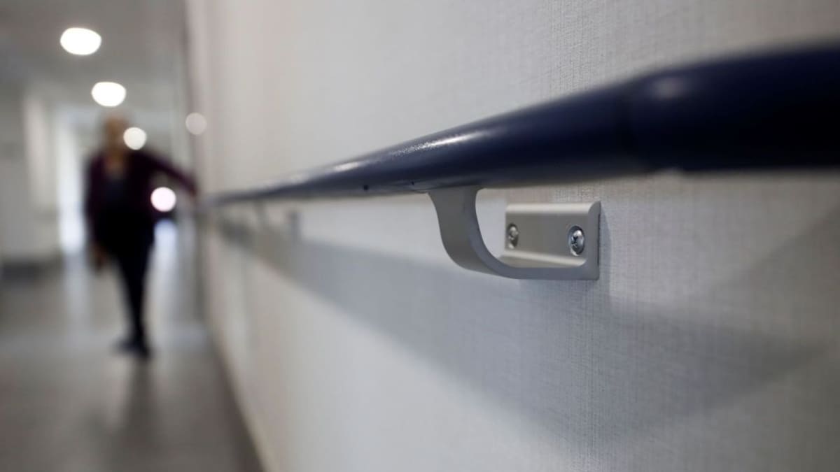 Poco personal y medicamentos caducados: las multas a las residencias de mayores de Madrid de 2024