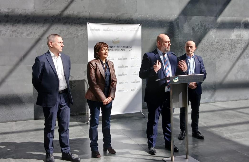 El consejero de Economía y Hacienda José Luis Arasti con su equipo directivo en el atrio del Parlamento de Navarra