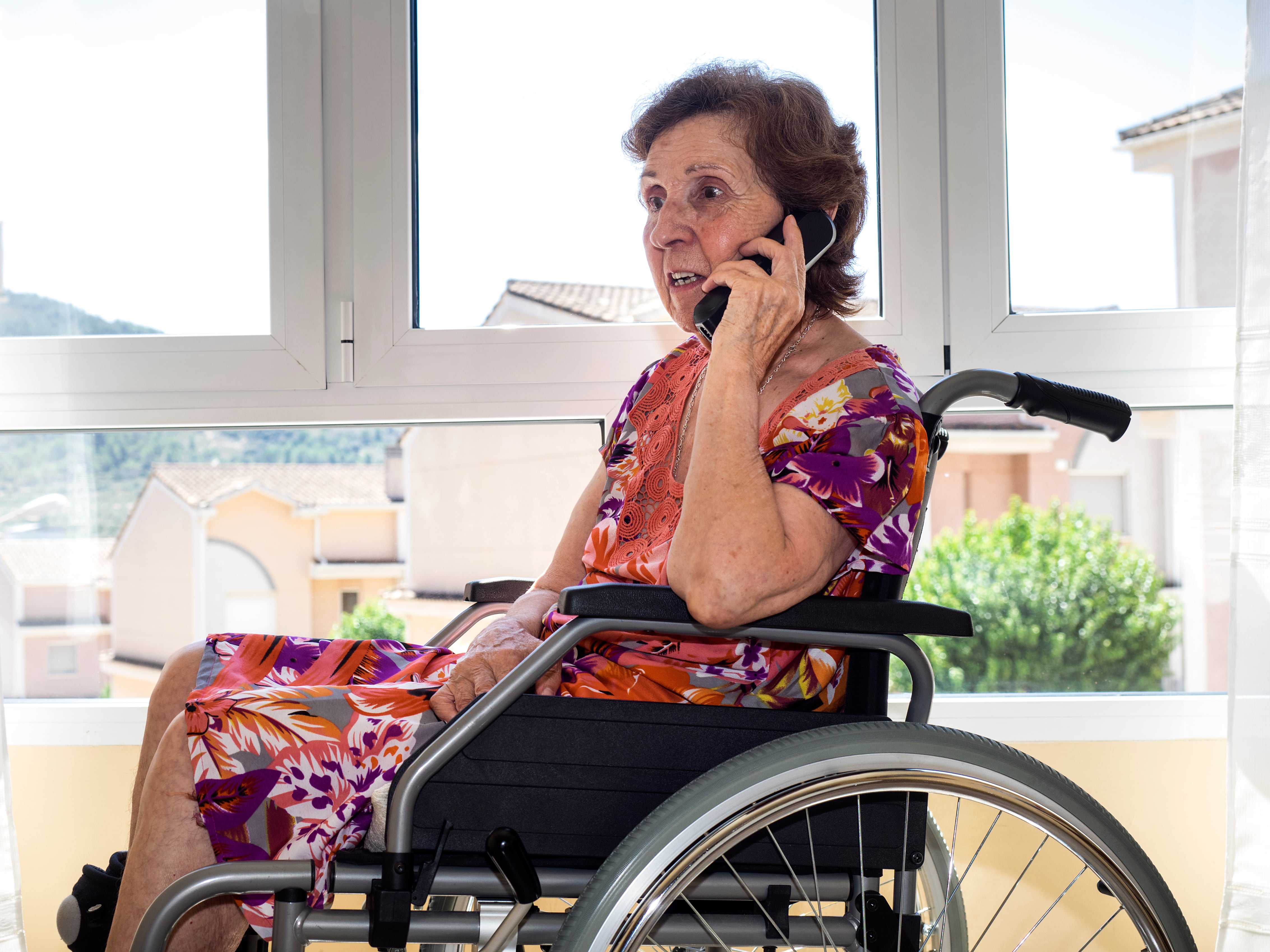 Una residente habla por teléfono