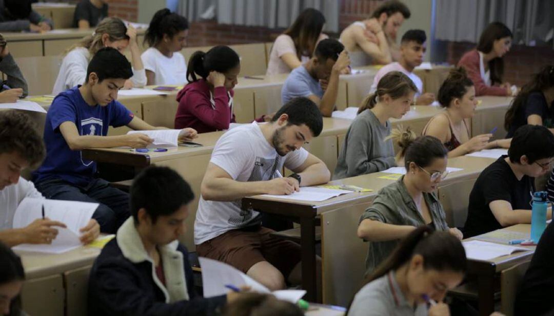 Estudiantes en plenos exámenes