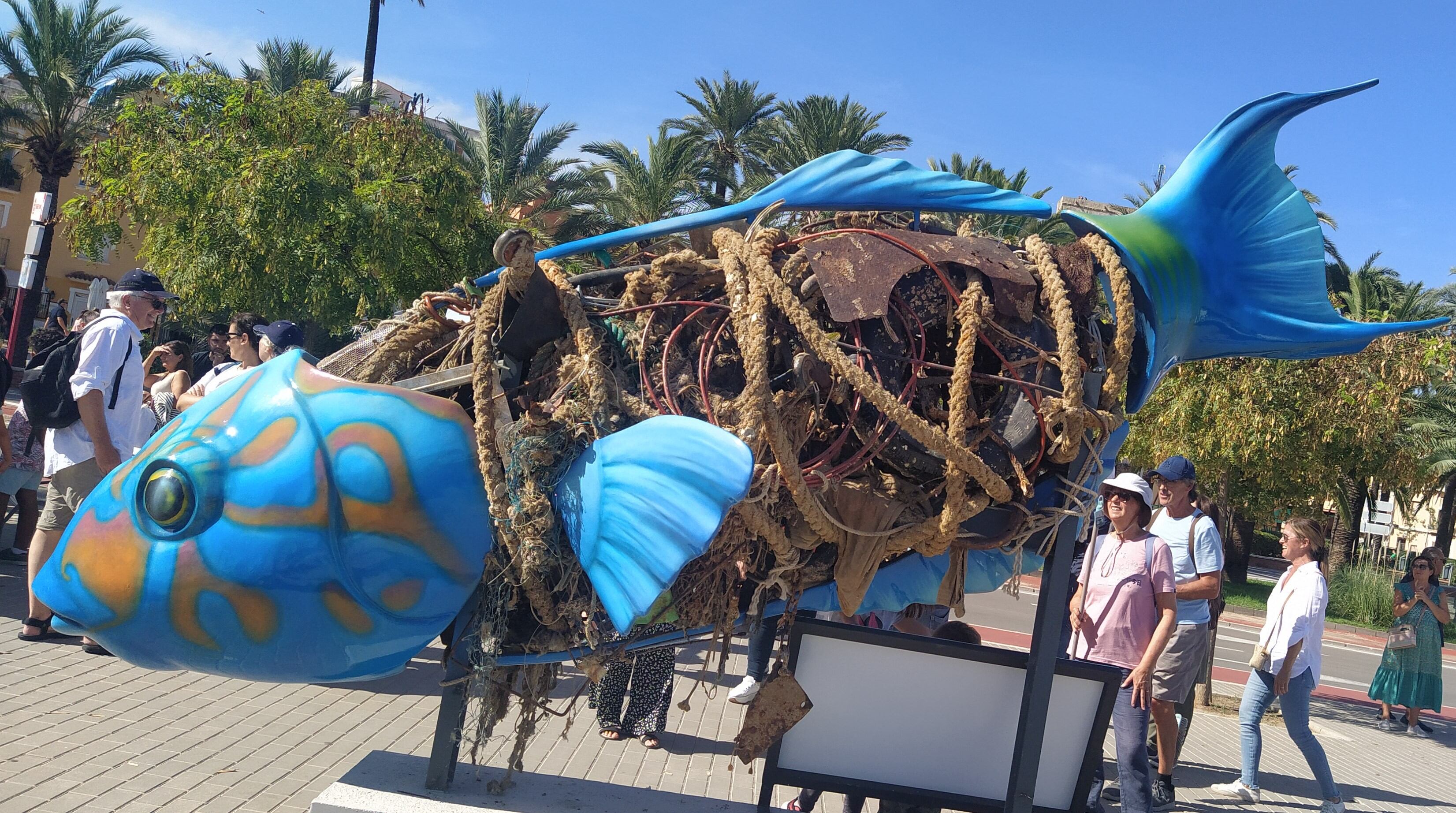 &#039;Pez conciencia&#039; instalado en el puerto de Dénia.