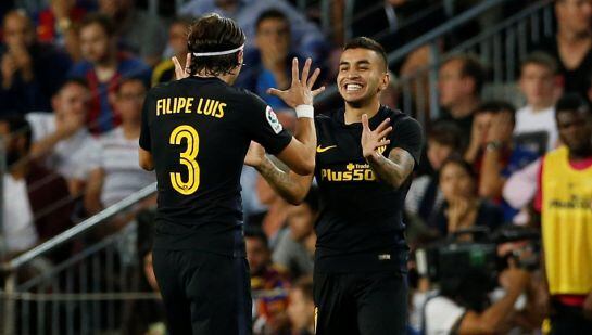 Correa celebra su gol con Filipe Luis.