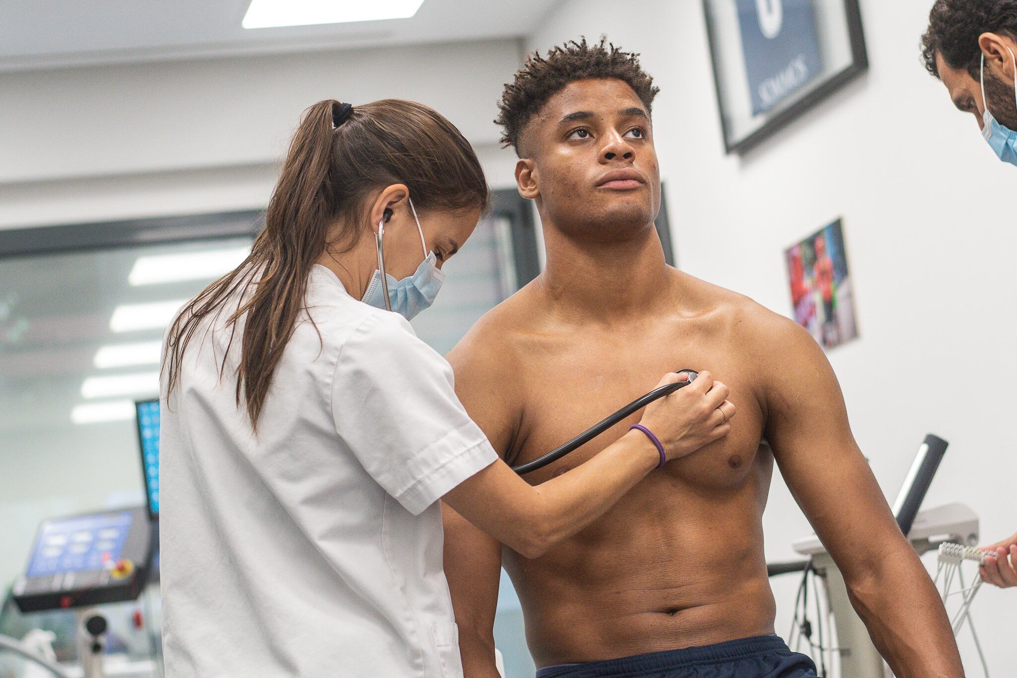 Carlos Kevin en los primeros reconocimientos médicos de la SD Huesca de la temporada