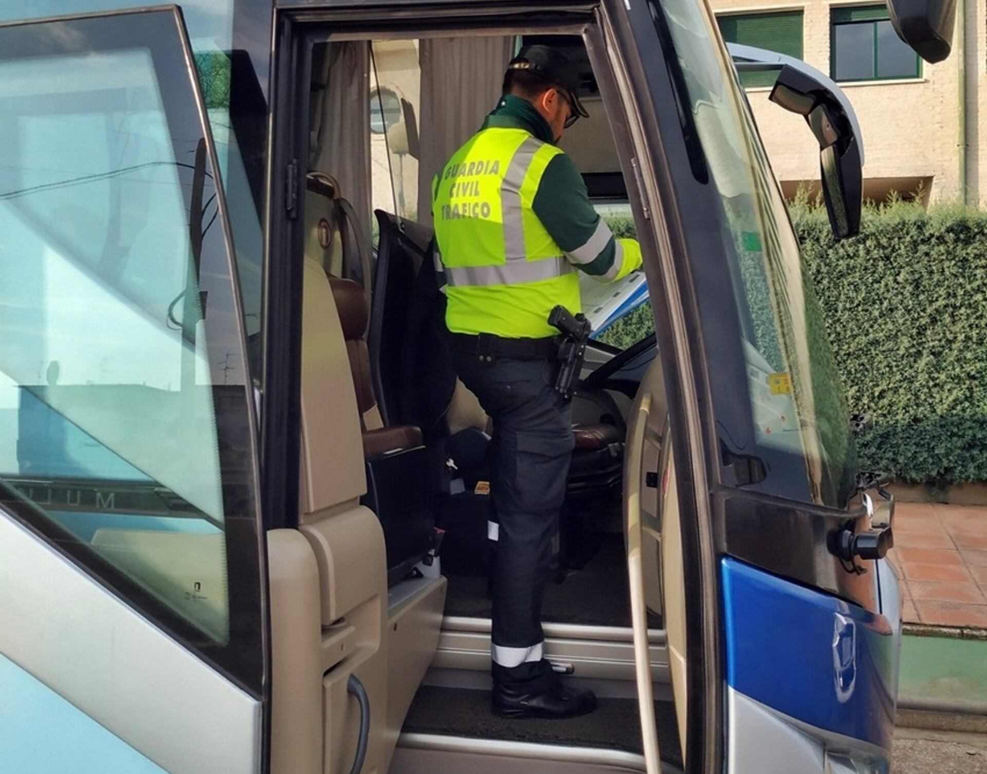 Un agente de la Guardia Civil dentro de un autobús.