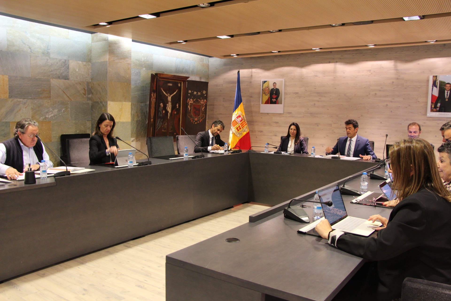 La consellera de Movem Ordino, Sandra Tudó, (a la dreta de les imatges) en una sessió del consell de comú