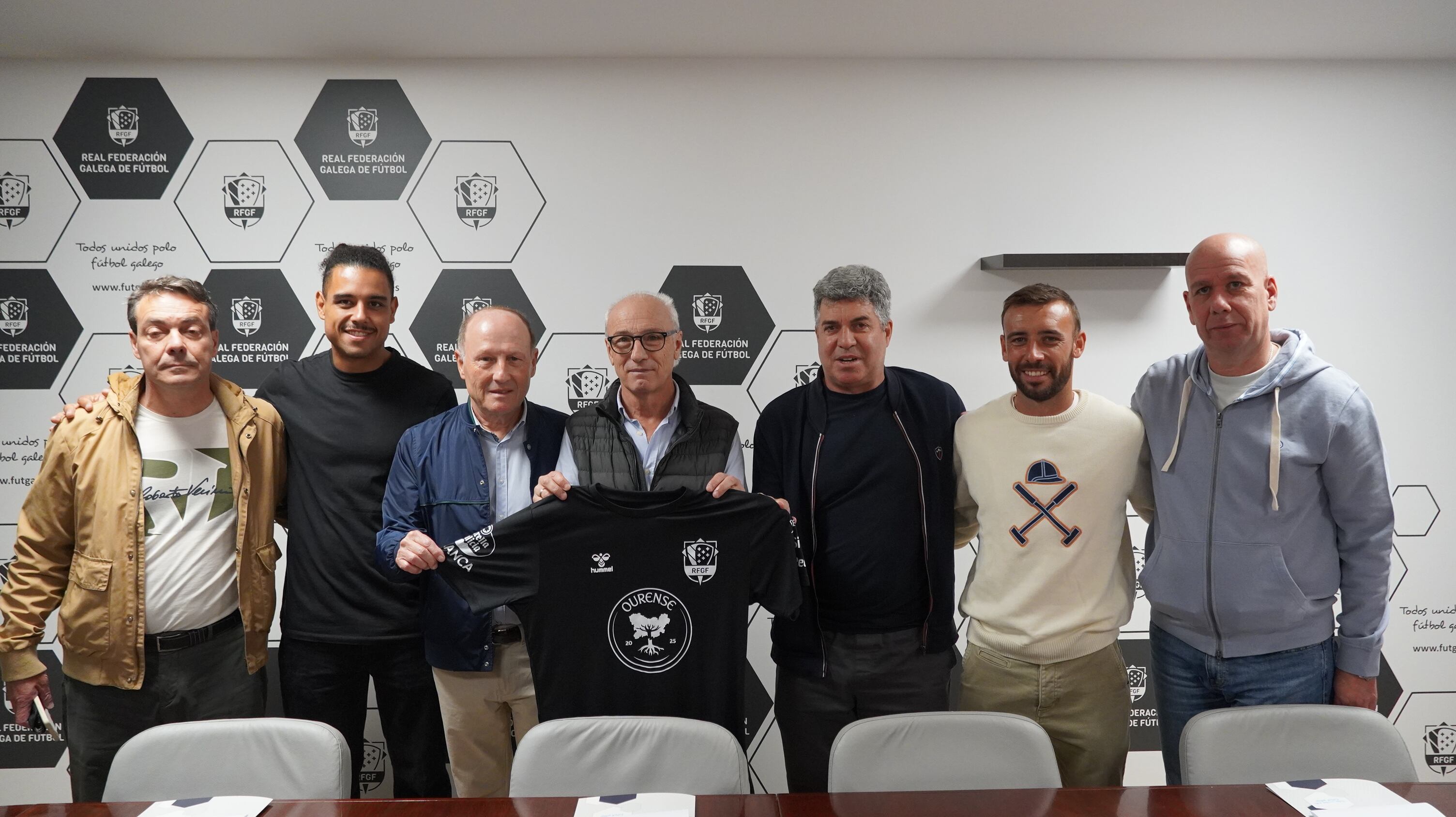 Seleccionadores y jugadores posan con la camiseta que llevará Ourense en el amistoso de Balaídos