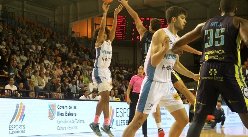 El jove escorta hongarès prova un llençament davant de l'Ourense.
