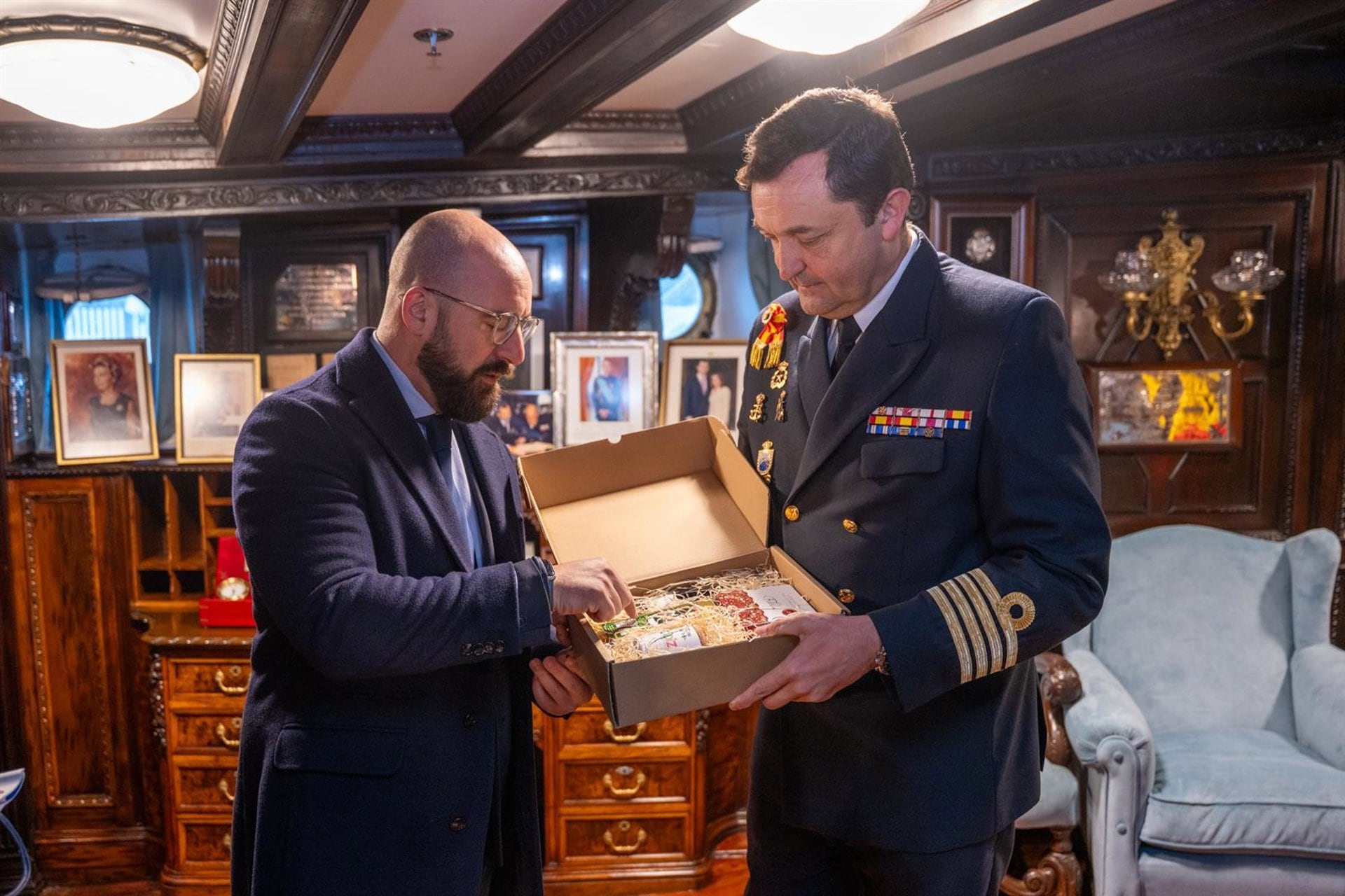 El diputado de Turismo, Germán Beardo, entregando al comandante del buque escuela 'Juan Sebastián Elcano', José María de la Puente Mora-Figueroa, una caja con productos gastronómicos de la provincia