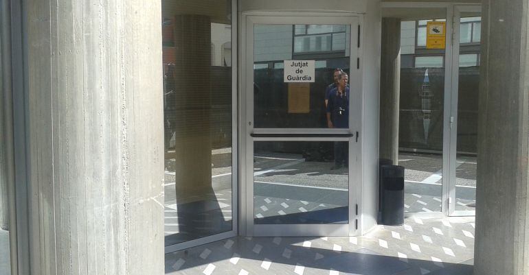 Porta d&#039;entrada principal per accedir al Jutjat de Violència sobre les Dones